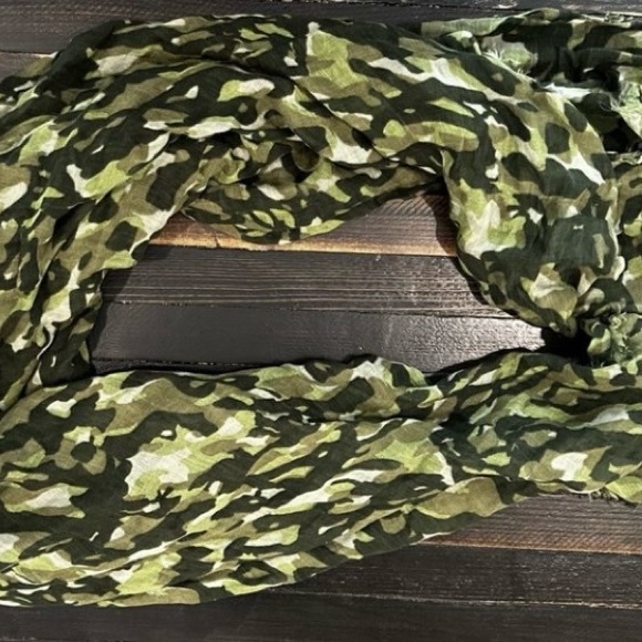 Camouflage Patterned Scarf - Picture 1 of 3